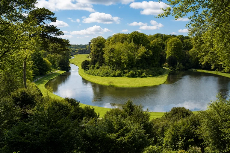Foto: Studley Royal Park mit den Ruinen von Fountains Abbey