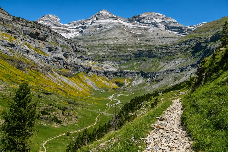 AI-generated editorial gallery context for Pyrénées - Mont Perdu