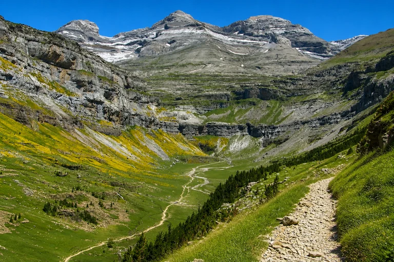 AI-generated editorial gallery detail for Pyrénées - Mont Perdu