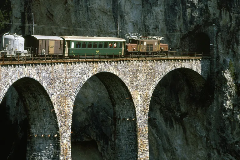 Foto: Ferrocarril rético en los paisajes de Albula / Bernina