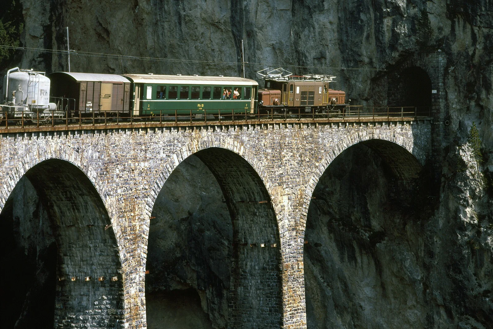Foto: Ferrocarril rético en los paisajes de Albula / Bernina