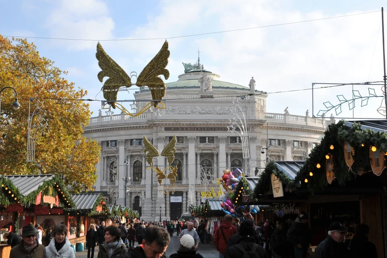 照片: 维也纳市政厅广场圣诞市场（Wiener Christkindlmarkt am Rathausplatz）