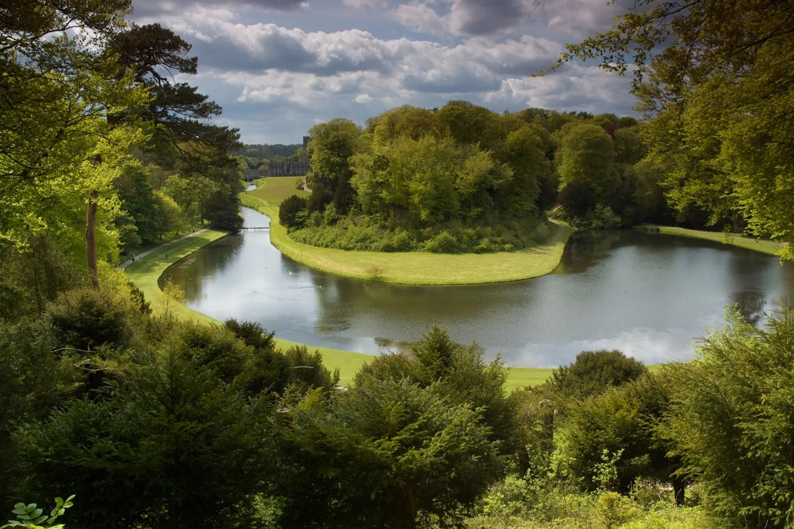 Foto: Studley Royal Park mit den Ruinen von Fountains Abbey