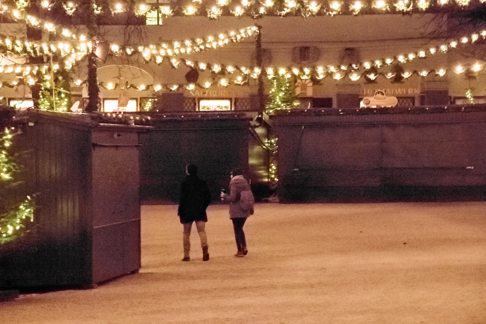 Photo: Marché de Noël de Salzbourg sur la Domplatz et la Residenzplatz